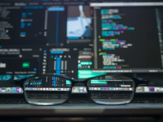 Safe C++ ile C++ programlamada bellek güvenliği sorunlarına çözüm bulun. Null pointer, sınır aşımı ve bellek sızıntılarına karşı geliştirilmiş bu kütüphane ile güvenli C++ kodu yazmayı öğrenin.